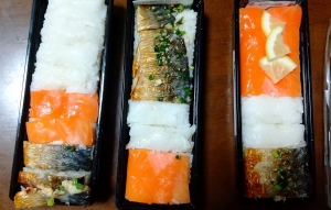 ミニストップ押寿司３種　えんがわ　焼鯖　サーモン　トレード