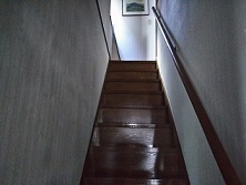 階段下から見上げて
