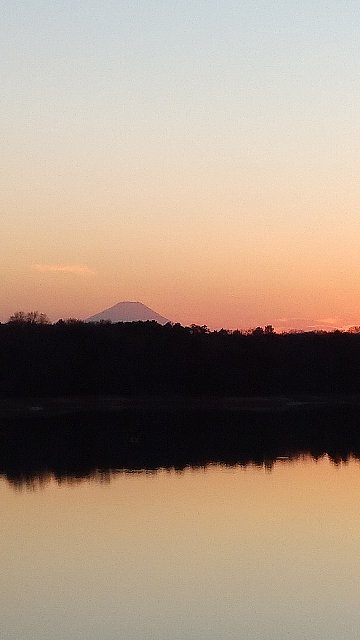 多摩湖から望む富士の夕景