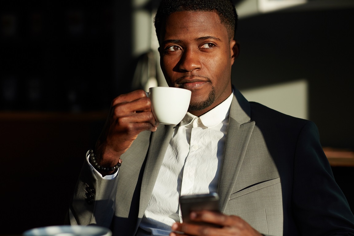 お茶を飲む黒人男子イケメン1