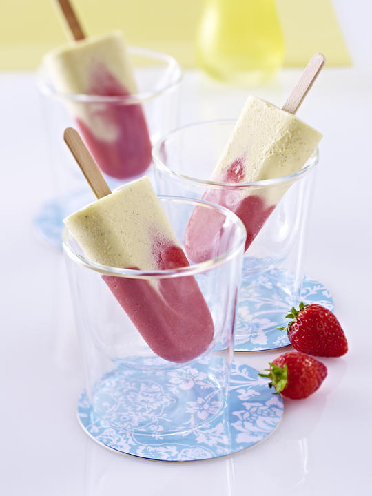 strawberries-cream-ice-lollies-1.jpg