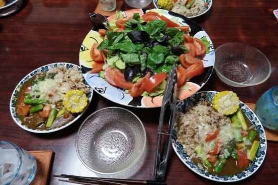 北海道アスパラとトマトのカレー、オイルサーディンとバジルのサラダ