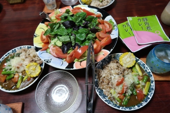 北海道アスパラとトマトのカレー、オイルサーディンとバジルのサラダ