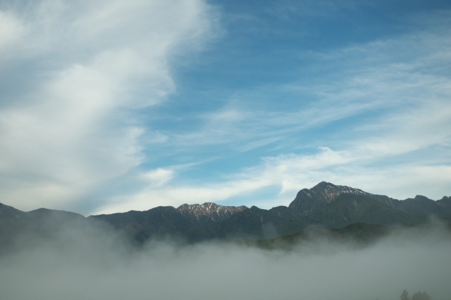早朝の、霧と青空のコラボ・・・甲斐駒ヶ岳。