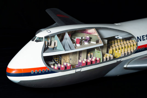 JALは、創立70周年記念で、クラスJシートや超巨大模型などを販売！2