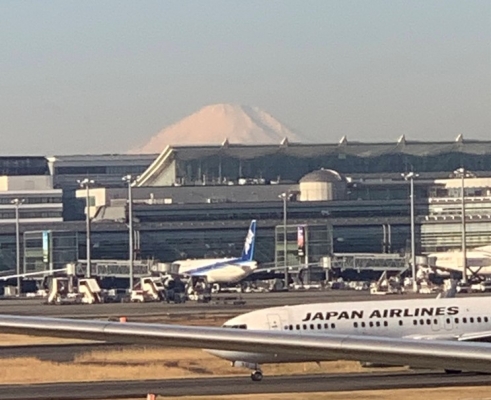 空港から見る富士山