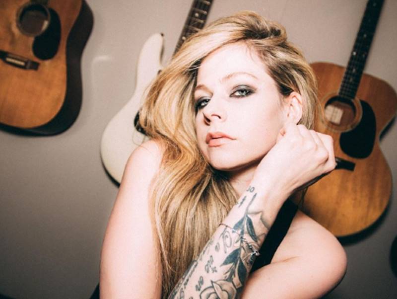 Celebridade Avril Lavigne no estúdio