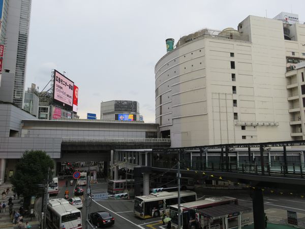 仮設デッキの途中からは渋谷フクラスへ通じる本設デッキが分岐する。
