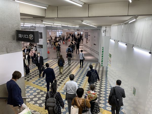 西館大階段前に新設された渋谷マークシティに通じる仮設デッキ。西館解体中に井の頭線渋谷駅へ向かう迂回ルートとなる。