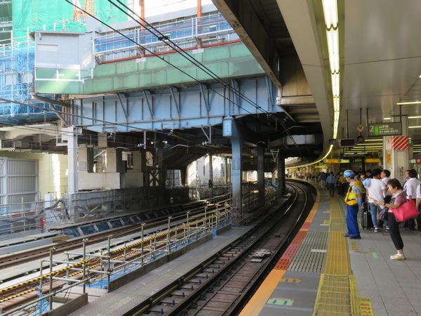 埼京線下り線と山手線内回りの線路間では開業時から使用されてきた橋脚
