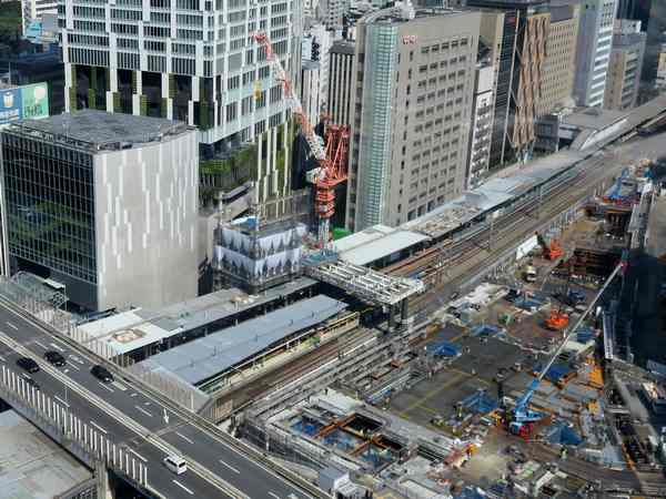 渋谷フクラス17階展望台“SHIBU NIWA”から見た桜丘町の再開発地区。山手線上空では渋谷ストリームに通じるデッキの建設が始まった。