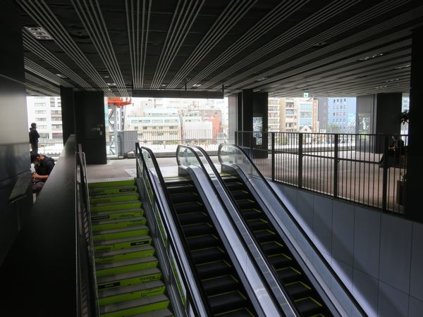 渋谷ストリーム3階には開業時から桜丘町へのデッキの接続スペースが確保されており、現在はベンチを置いて休憩スペースとして使用中。