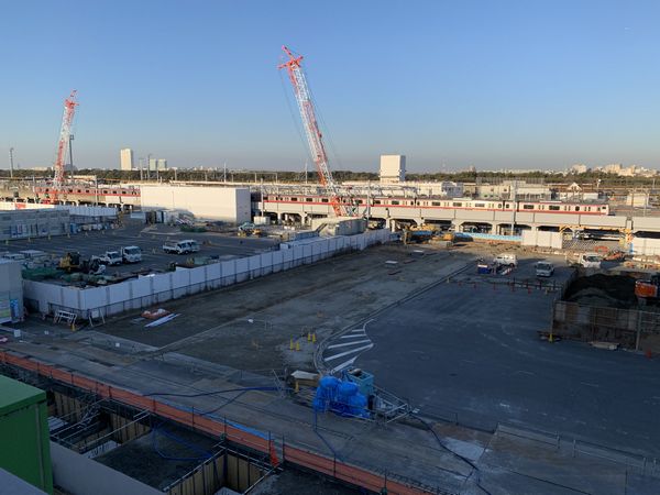 ファミリーモール3階スカイパークから見た京葉線幕張新駅予定地全景。バスターミナルの再整備が行われている。