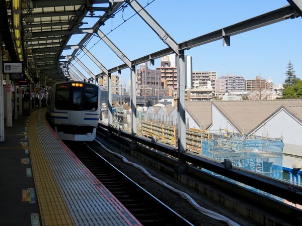 廃車が始まったE217系と建設中の武蔵小杉駅下りホーム