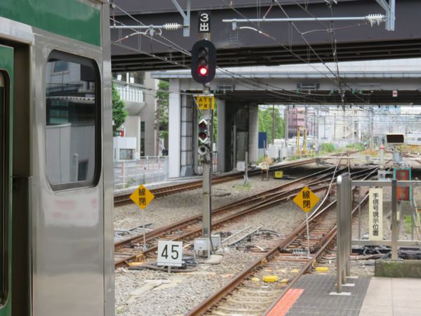 新宿駅の埼京線・湘南新宿ラインのホームの端には線路閉鎖区間であることを示す標識が立てられた。