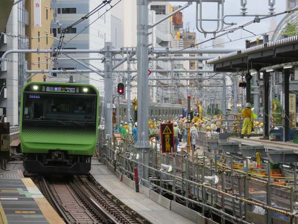 埼京線ホームで行われている線路切替工事。横を走る山手線は通常運行。