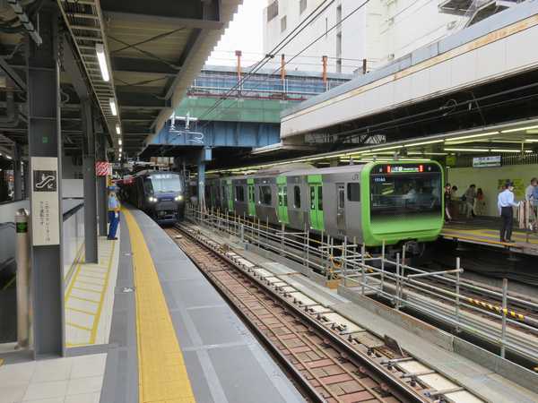 渋谷駅で並ぶ相鉄12000系と山手線E235系。渋谷駅では再開発に伴い2020年に埼京線ホームが移設され、同じ位置での並びが見られるようになった。