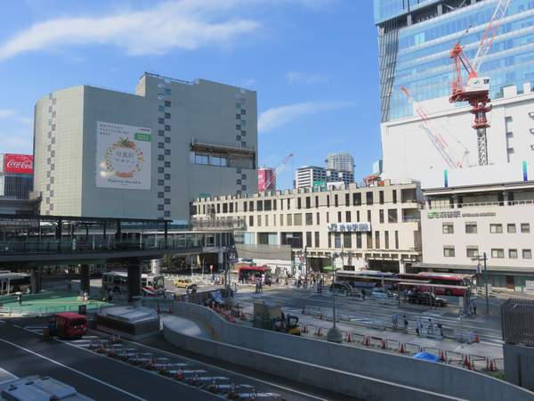 渋谷駅南口東急プラザ前から解体中の東急百貨店東横店西館・南館を見る。