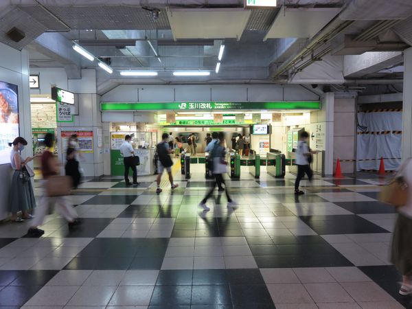 廃止されたJR渋谷駅玉川改札。「玉川」の名称はこの改札口の先に路面電車である東急玉川線の乗り場があったことに由来する。（再掲）