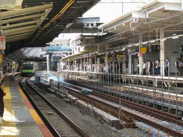 旧埼京線下り線跡地で敷設が進む山手線内回りの新しい線路。