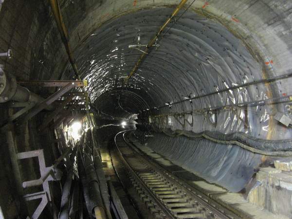 有楽町トンネルの二次覆工施工中（新橋駅端より撮影）。側道を撤去して壁面に防水シートを張っているところ。