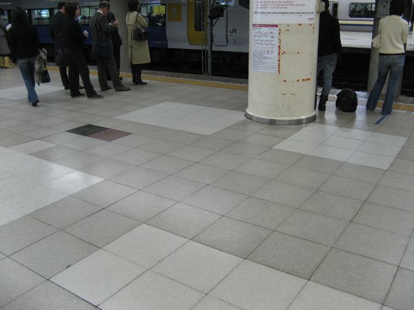 東京駅地下5階ホーム。床面に無数に見える色の違うタイルは地下水対策のグラウンドアンカーを打った跡である。