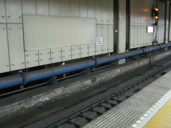 東京駅4番線の横を通る立会川への導水管