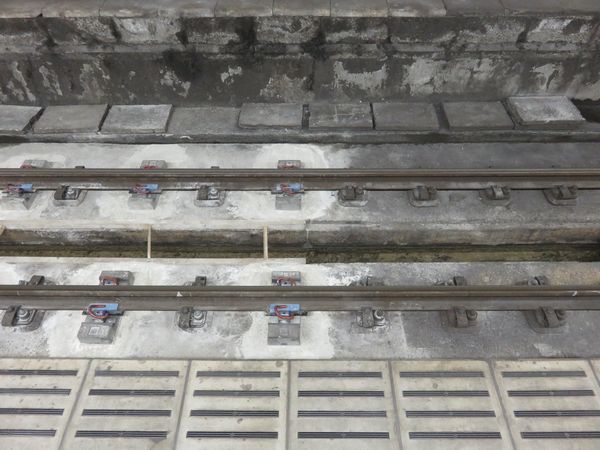 馬喰町駅構内で行われた線路改良工事。劣化した路盤コンクリートを壊し、パンドロール型（バネ式）の締結装置に対応した新しいコンクリート短まくらぎに交換している。一度に全てのまくらぎを交換できないため、1本おきに工事を進めている。