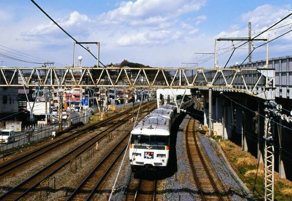戸塚駅近くにあるJR東海道線を跨ぐ歩道橋