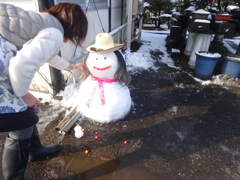 「娘が雪だるまを作りました！」③